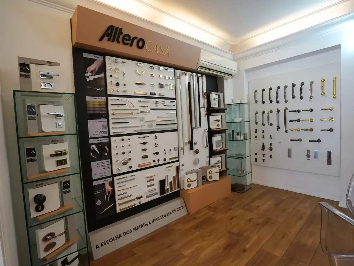 Mostruário de puxadores, maçanetas e fechaduras Altero no showroom Ketesi, para especificação de acabamentos